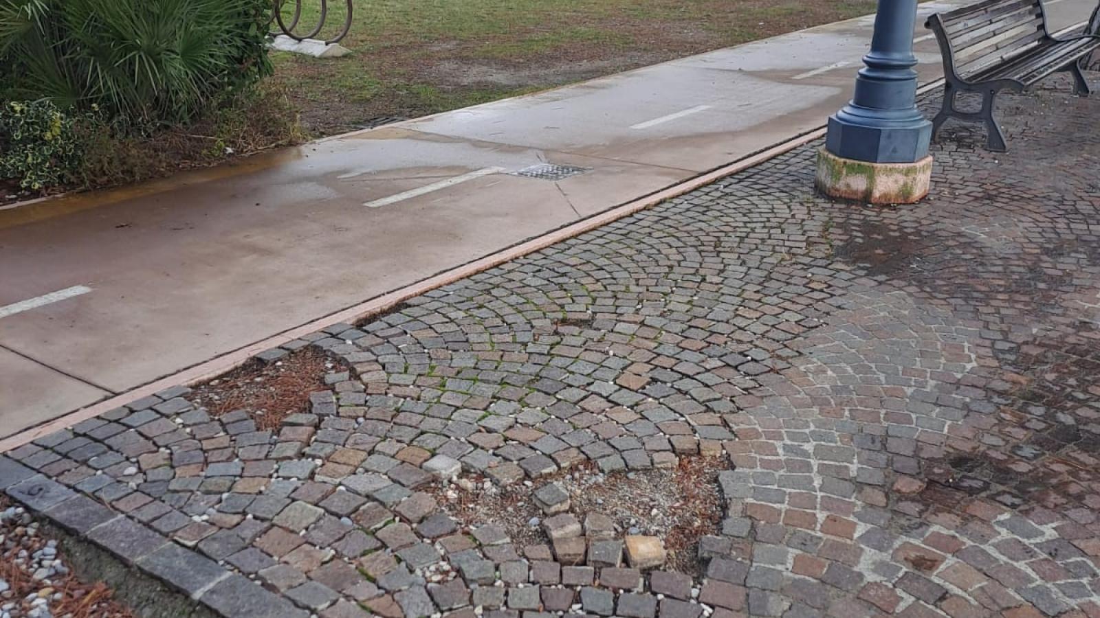 Galleria: La collocazione del Centro di Raccolta differenziata dei Rifiuti e la manutenzione del lungolago