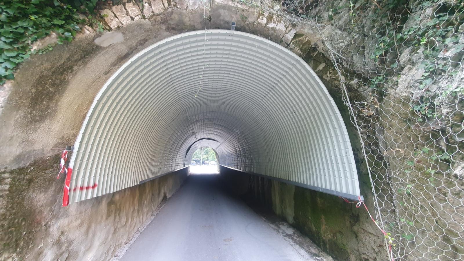 Copertina di Lavori presso galleria Valle delle Cartiere