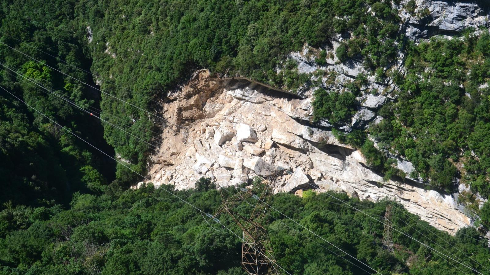 Copertina di La strada di via Camerate doveva essere riaperta in pochi mesi!